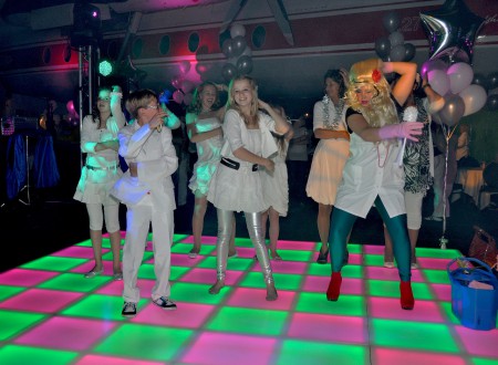 Truus gooit haar heupen los.. Magarena
